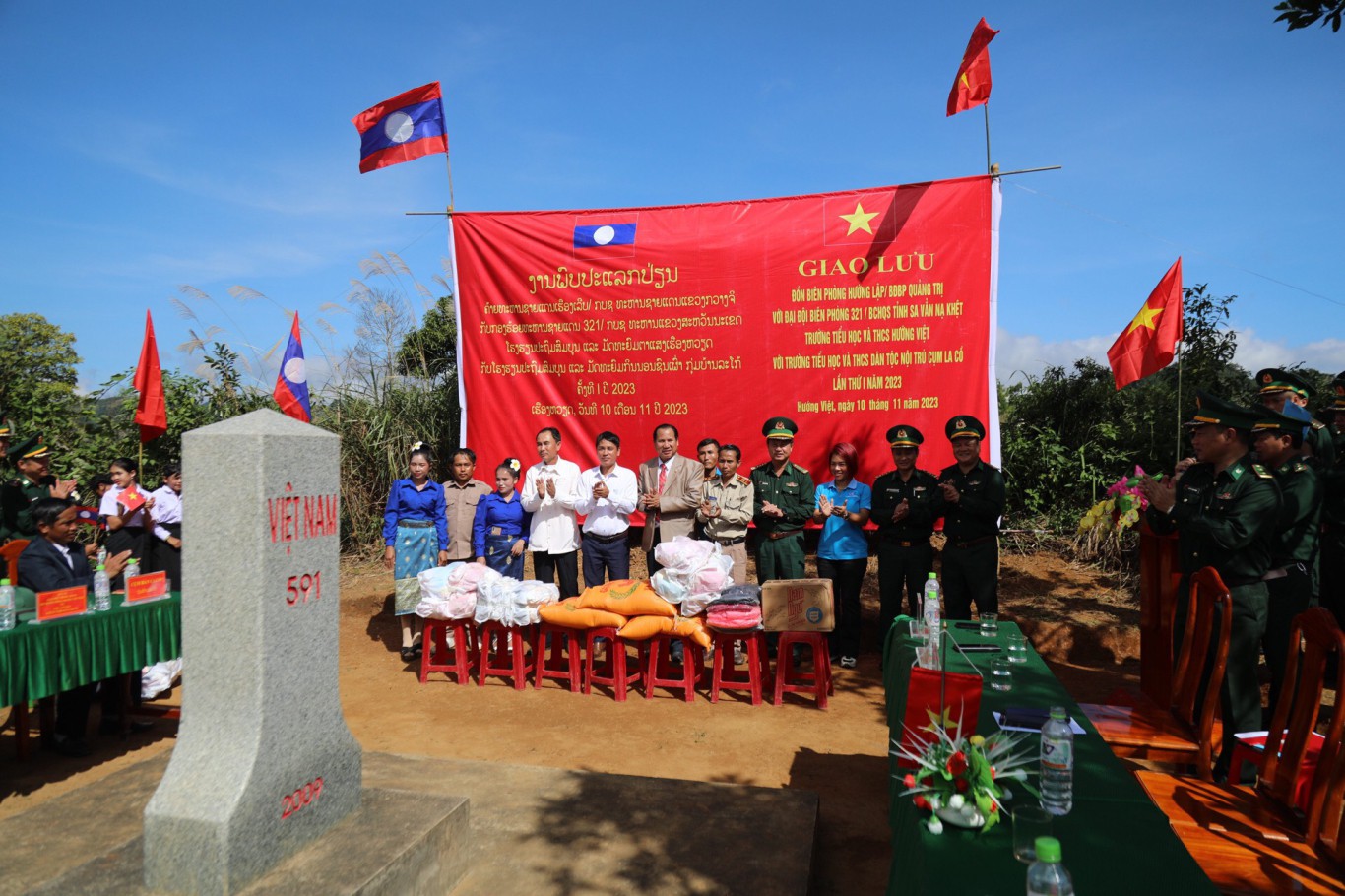 Đồn Biên phòng Hướng Lập tặng quà cho giáo viên, học sinh Trường Tiểu học A Via (Lào) - Ảnh: T.H